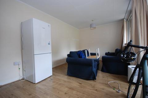 3 bedroom flat to rent, Wyvil Road, London SW8