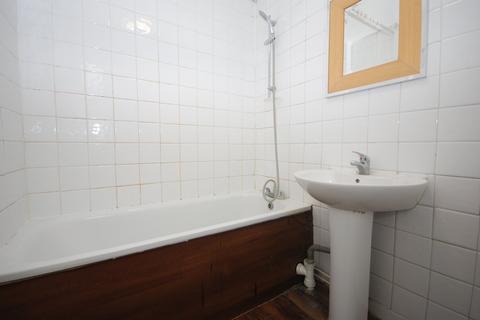 3 bedroom flat to rent, Wyvil Road, London SW8