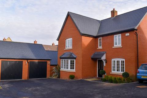 5 bedroom detached house to rent, Roberts Road, Silverstone, NN12