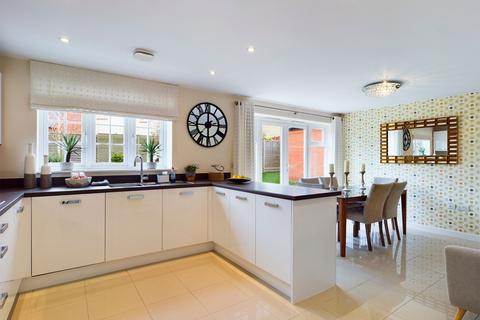 5 bedroom detached house to rent, Roberts Road, Silverstone, NN12