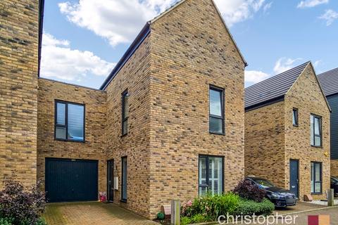 4 bedroom link detached house for sale - Markwick Avenue, Cheshunt, Waltham Cross, Hertfordshire, EN8 9FP