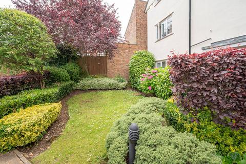 Flat 5, Consort House, 5 Albert Road, London, NW7 4RX