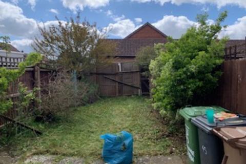 3 bedroom terraced house to rent, Fieldfare Green, Luton LU4