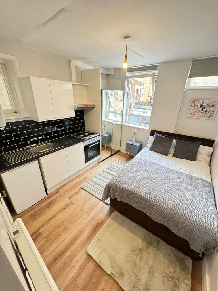 Self-contained studio flat to rent located just 3