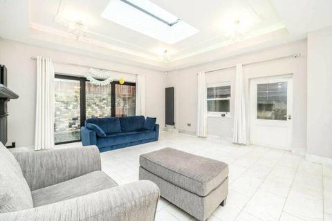 3 bedroom apartment to rent, Frognal, London, NW3