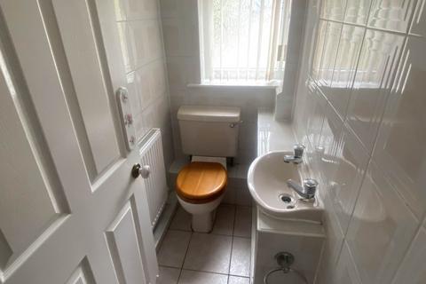 4 bedroom detached house to rent, Kensington Avenue, North Chadderton