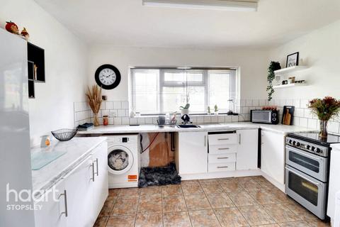 23 Greenways, Luton, LU2 8BL