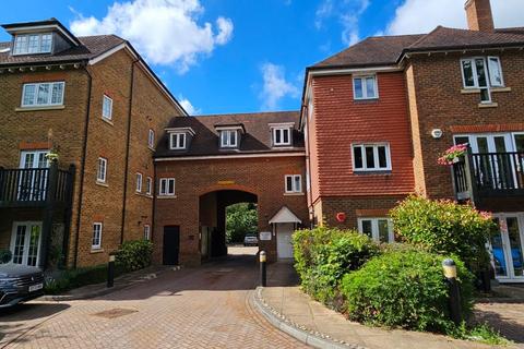 2 bedroom flat for sale, Copthorne Common Road, Copthorne, Crawley RH10