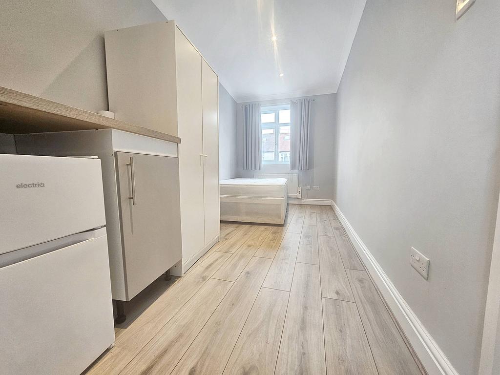 Johns Lane, Morden SM4 Bedsit to rent £800 pcm (£185 pw)