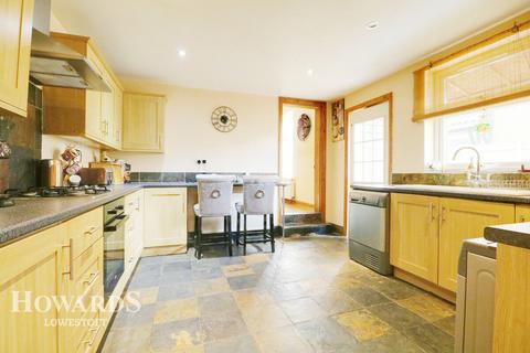 3 bedroom end of terrace house for sale, Church Road, Kessingland