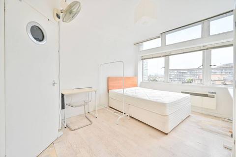 2 bedroom flat to rent, Metro Central Heights, Elephant and Castle, London, SE1