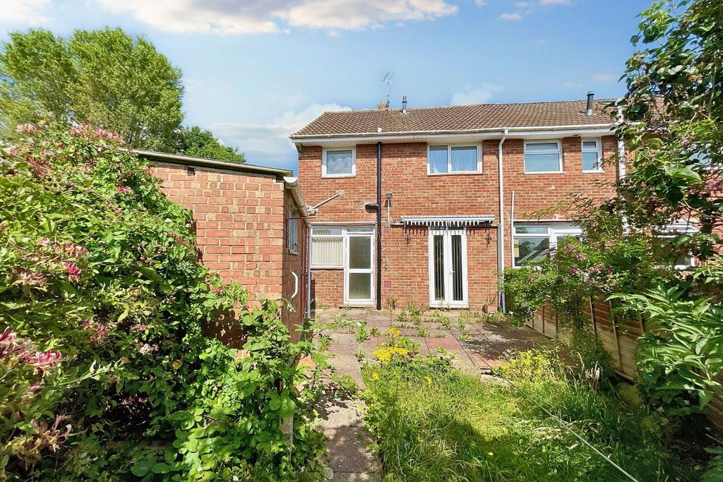 2 Redlynch Close, Swindon, Wiltshire... 3 bed end of terrace house for
