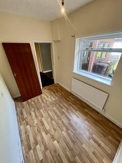 3 bedroom terraced house to rent, Moore Street East, Whelley