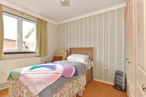 24 The Glades, Gravesend, DA12 5ES