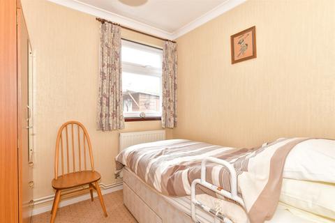 24 The Glades, Gravesend, DA12 5ES