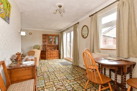 24 The Glades, Gravesend, DA12 5ES