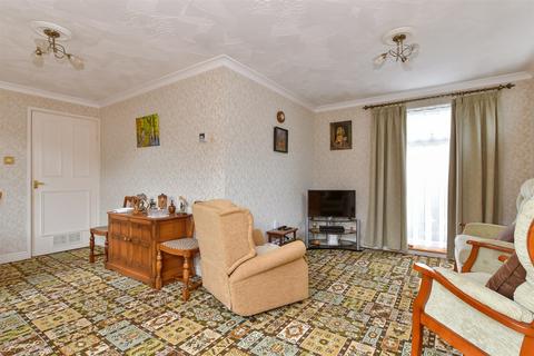 24 The Glades, Gravesend, DA12 5ES