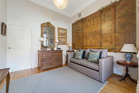 Studio to rent, Egerton Gardens, SW3