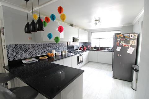 5 bedroom detached house to rent, Brentwood Road, Romford, Essex, RM2