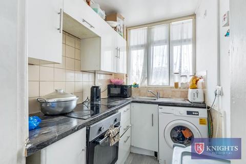 2 bedroom flat for sale, Angel Close, London, N18