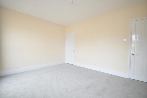 2 bedroom end of terrace house to rent, Reading Road Sutton SM1