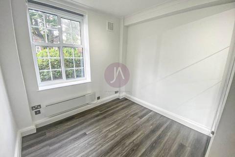 Studio to rent, Mortimer Court, St. Johns Wood, London, NW8