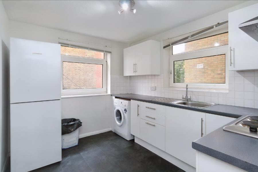 136 Maple Road, Surbiton KT6 3 bed apartment to rent £1,995 pcm (£460 pw)