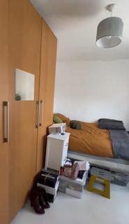 Studio to rent, St. Leonards Gardens, Hounslow, TW5