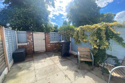 2 bedroom mews to rent, Ambuscade Close, Crewe
