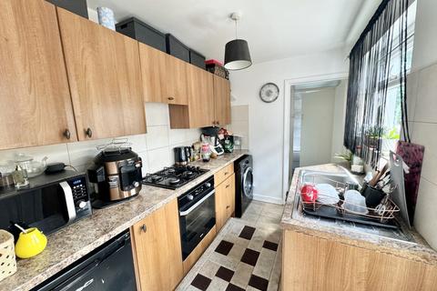 2 bedroom end of terrace house to rent, Mead Place, Croydon