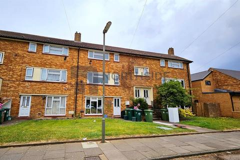 3 bedroom maisonette to rent, Hadrian Way, Staines-upon-Thames