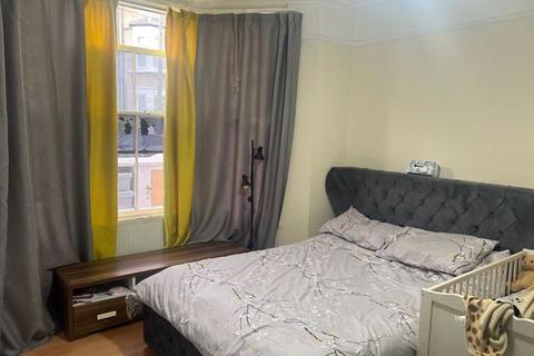 2 bedroom house to rent, Davisville Road, London