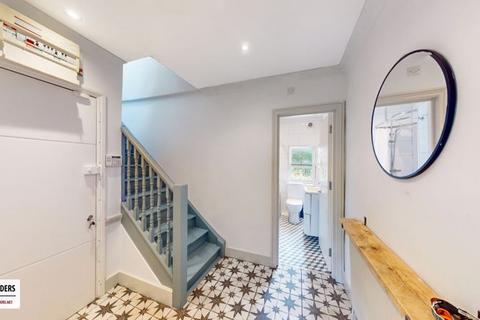 Flat D, 231 Evering Road, London, E5 8AL