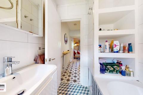 Flat D, 231 Evering Road, London, E5 8AL