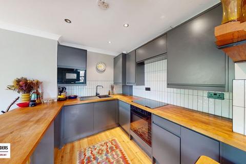 Flat D, 231 Evering Road, London, E5 8AL