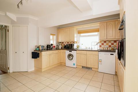 4 bedroom semi-detached house to rent, Hampton Court Road, Penylan, Cardiff