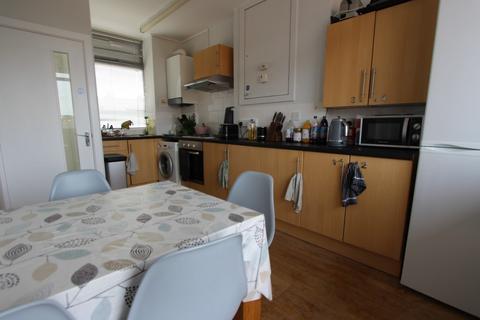 1 bedroom in a flat share to rent, Woodcote House, Queen Street