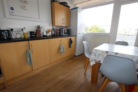 1 bedroom in a flat share to rent, Woodcote House, Queen Street