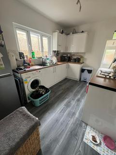 2 bedroom terraced house to rent, Station Road, Portsmouth
