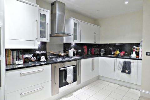 2 bedroom apartment to rent, Gerrards Court