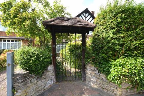 33 Park View, Pinner, HA5 4LL