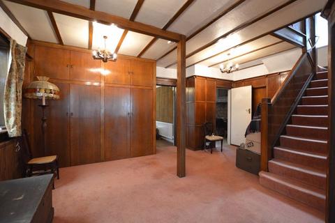 33 Park View, Pinner, HA5 4LL