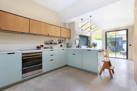 4 bedroom terraced house for sale, Byton Road, London SW17