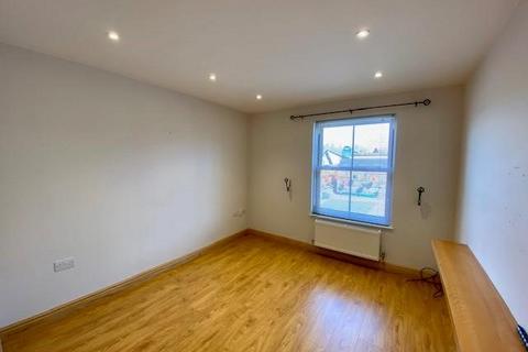 2 bedroom apartment to rent, Queens Road, Weybridge