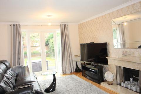 4 bedroom detached house to rent, Thames Drive, Ruislip