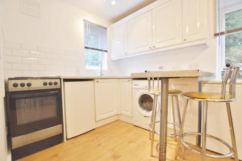 Studio to rent, Elmley Close, London, E6