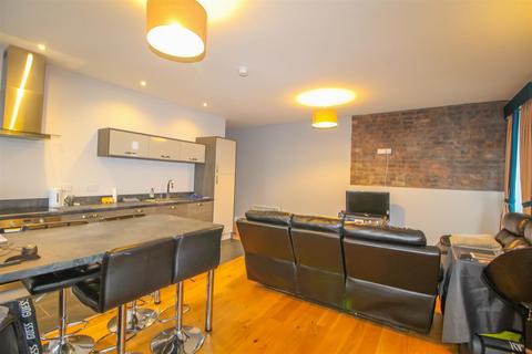 2 bedroom flat for sale, Kings Court, High Street, Newport