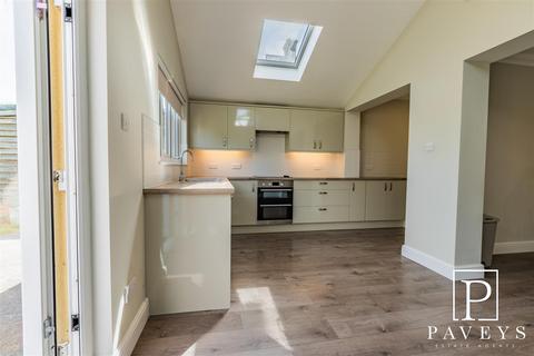 3 bedroom semi-detached house for sale, Frinton Road, Kirby Cross, Frinton-On-Sea