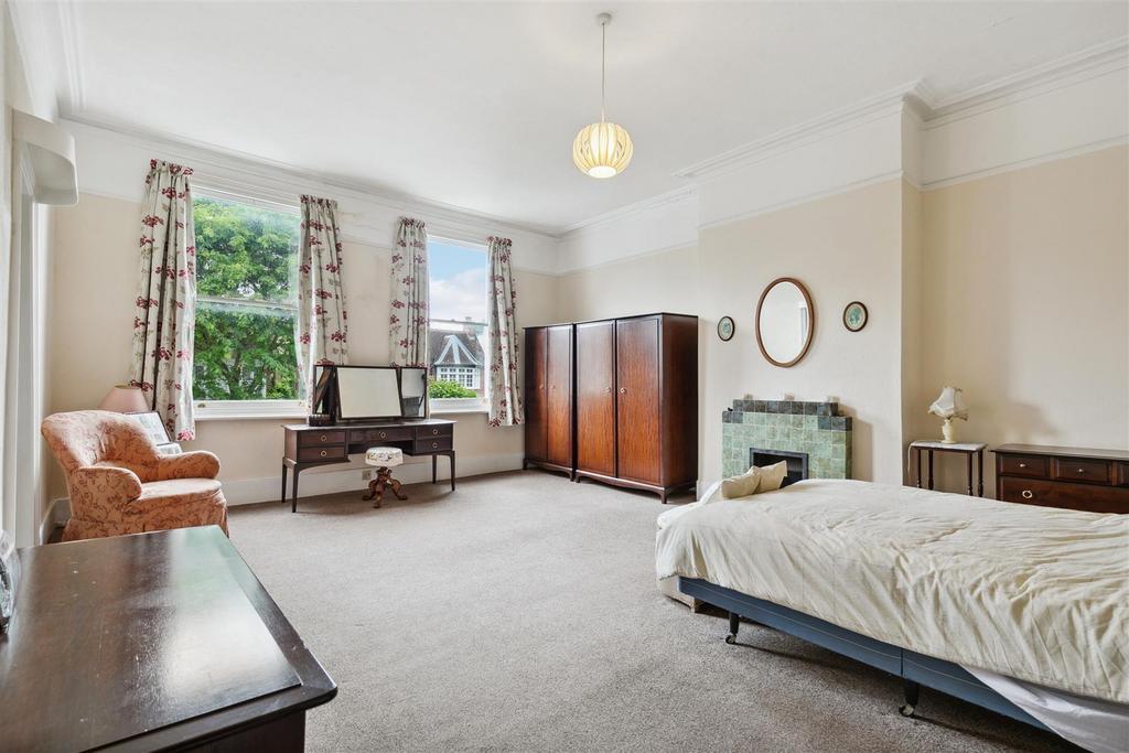 Grove Park Gardens, W4 - FOR SALE