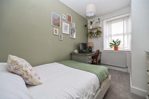 16 Canada Road, Rawdon, Leeds, LS19 6LR